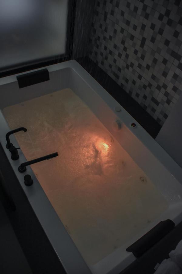Dislocati Bnb - Jacuzzi Privata - Cucina - Tv60" - Minimal Luxury Marigliano Dış mekan fotoğraf