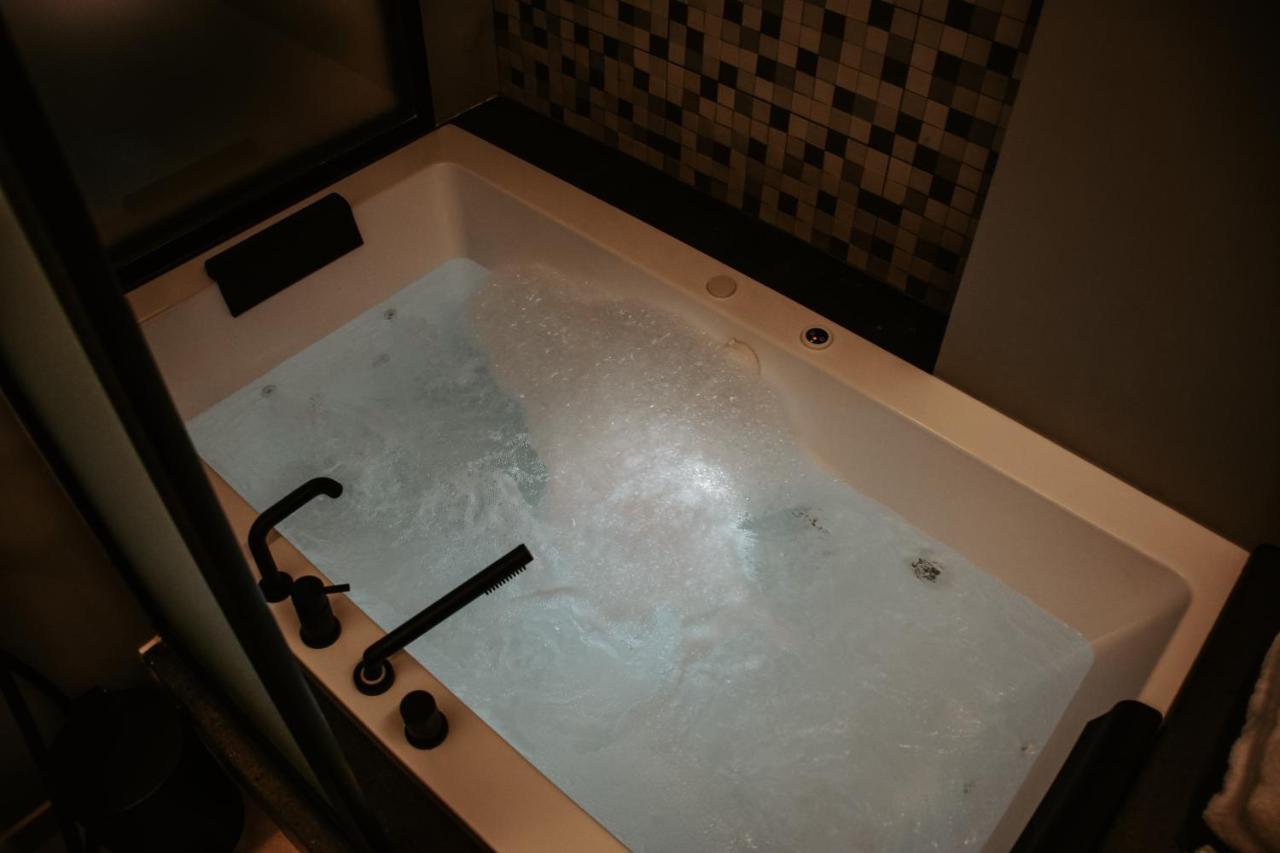 Dislocati Bnb - Jacuzzi Privata - Cucina - Tv60" - Minimal Luxury Marigliano Dış mekan fotoğraf